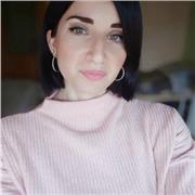 Ragazza diplomata con indirizzo magistrale impartisce lezioni private in scuole primarie